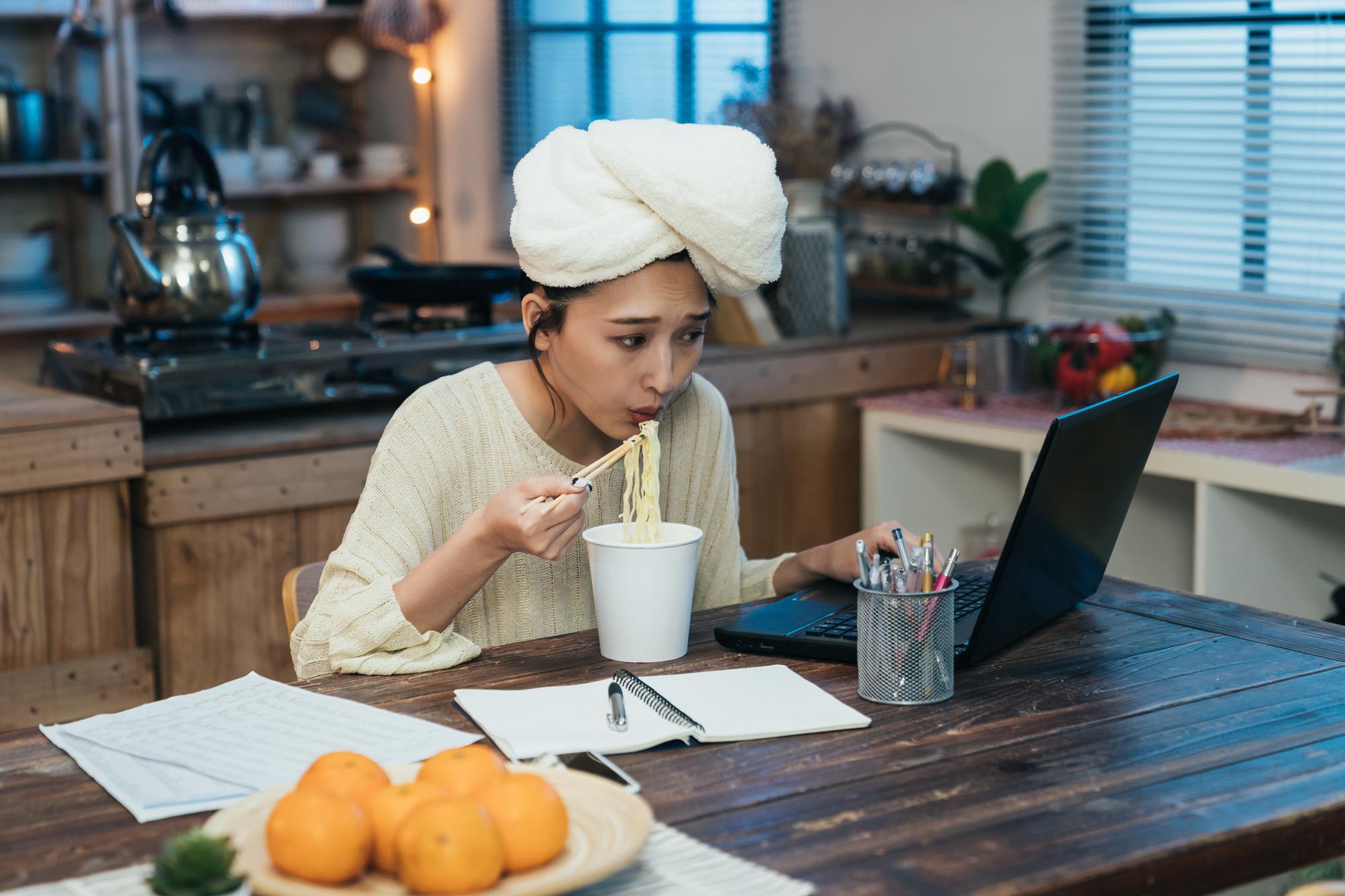 Studente che segue la lezione al laptop in cucina