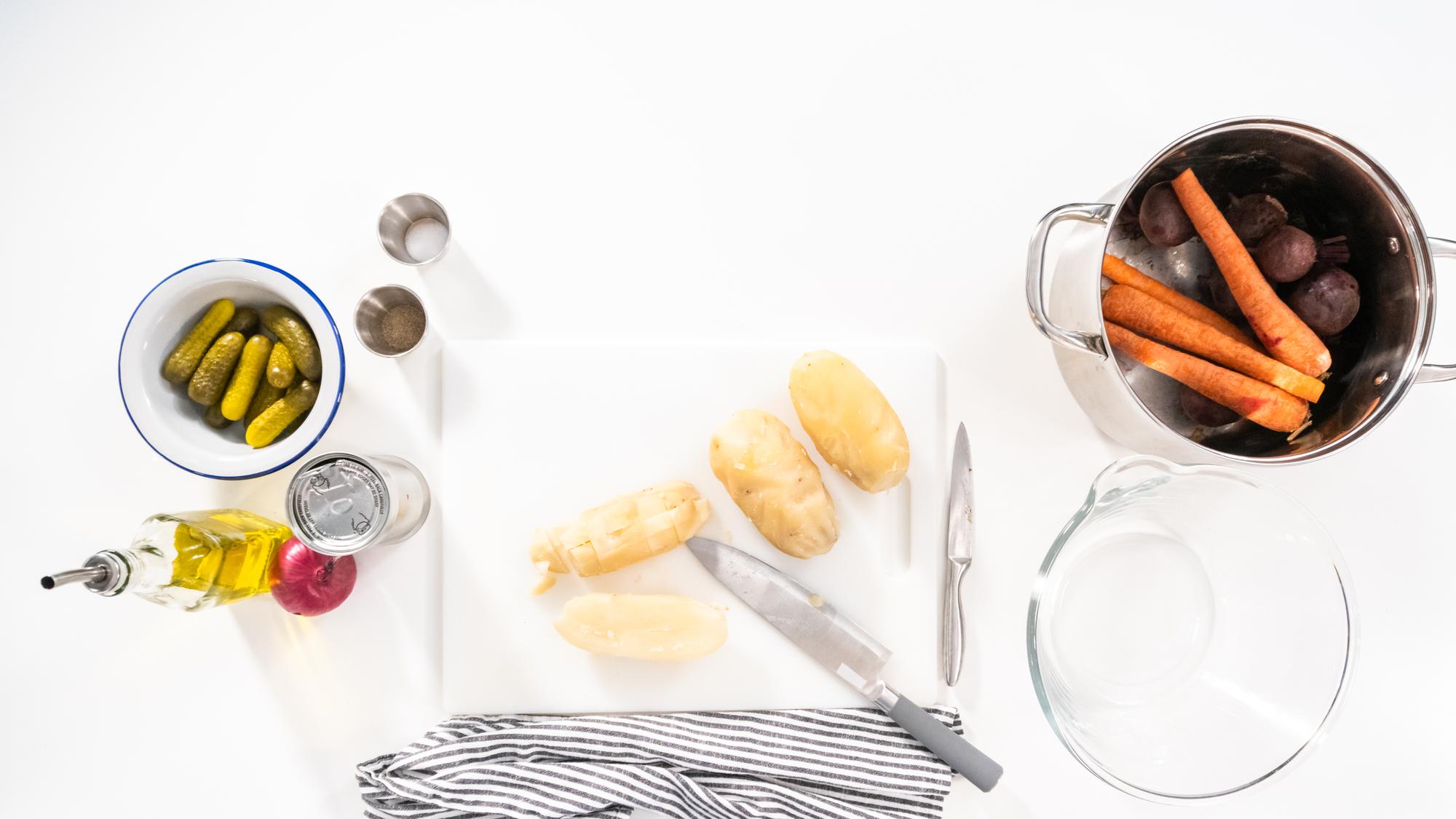 Dettaglio su utensili e ingredienti organizzati